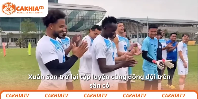 Xuân Son tái xuất ĐT Việt Nam sau 10 tháng dưỡng thương 1 Xuân Son trở lại tập luyện cùng đồng đội trên sân cỏ